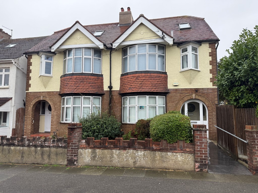 Lot: 36 - FORMER DOCTORS SURGERY WITH POTENTIAL FOR RESIDENTIAL CONVERSION - Front elevation from Links Road
